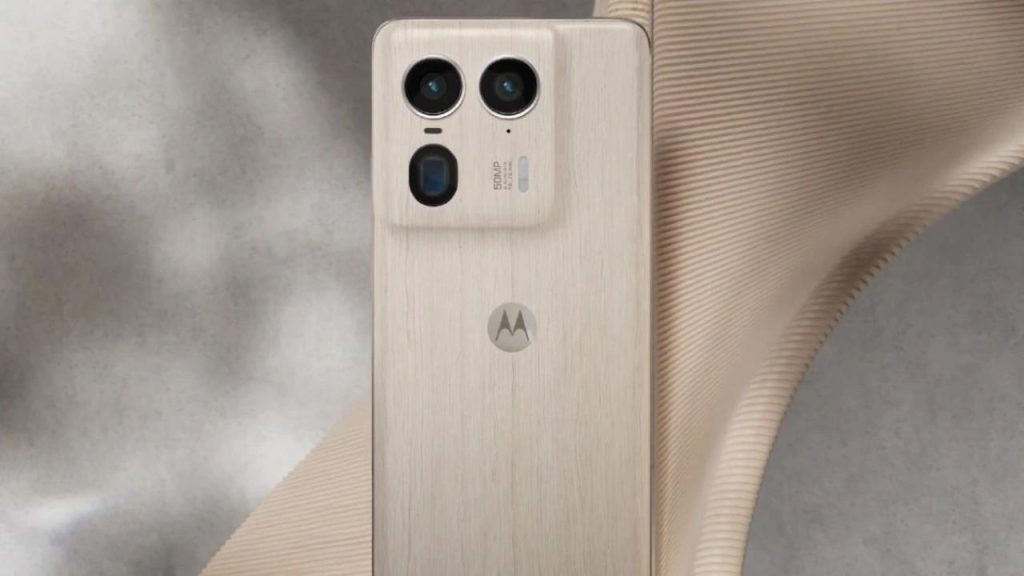 New Moto Launch: 50MP+13MP+32MPकैमरा और दमदार परफॉर्मेंस! Moto Edge 60 Ultra ने भारतीय बाजार में मचाई धूम